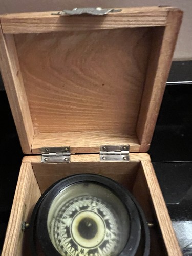 VINTAGE Model No.717 Small Boat COMPASS IN WOOD CASE - photo 3