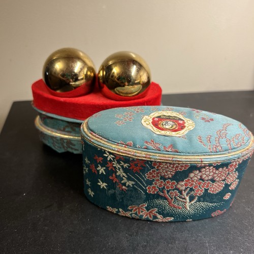 Vintage Shouxing Baddingtiebiu Metal Gold Tone Balls with Case