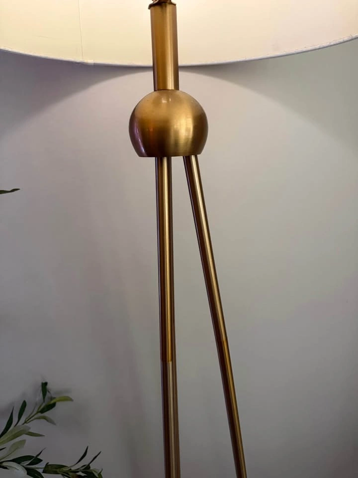 Gold tripod floor lamp - photo 2