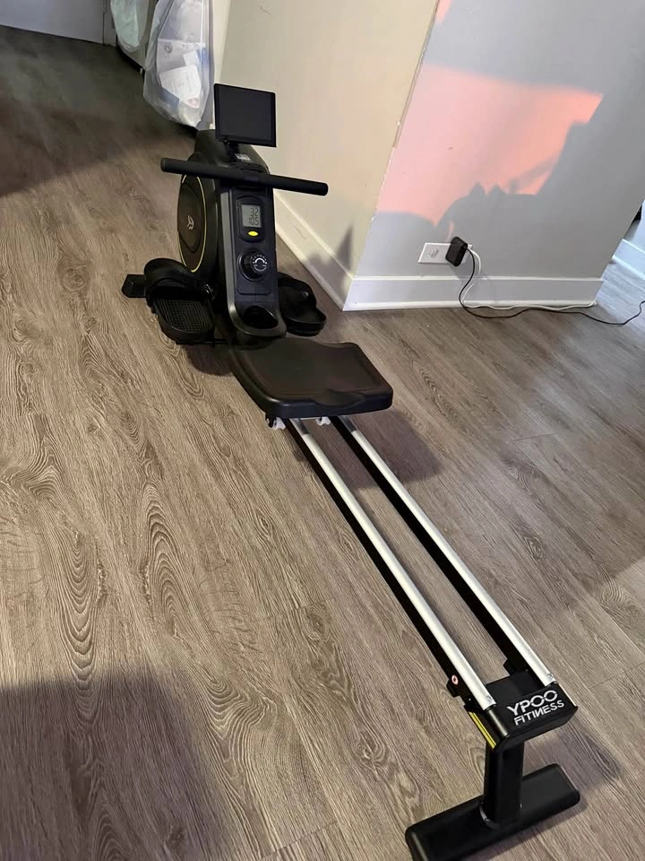 Rowing machine - easy upright storage