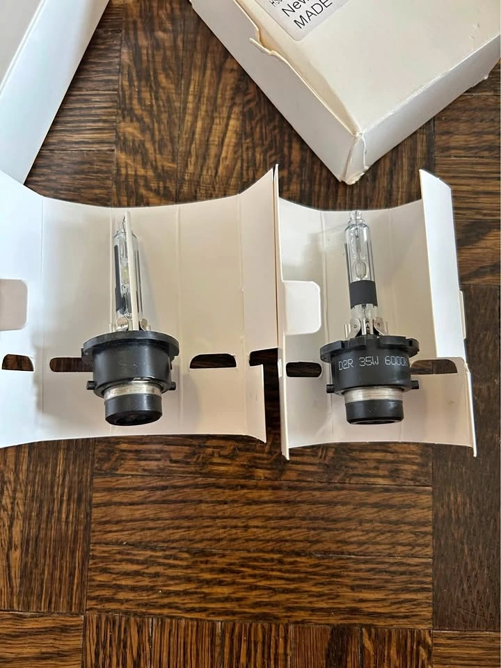 D2R 35W 6000K HID Xenon headlight bulbs pair