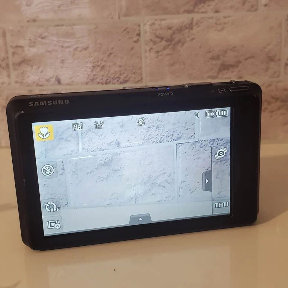 Samsung ST550 Digital Camera with a Front Selfie Display - photo 4