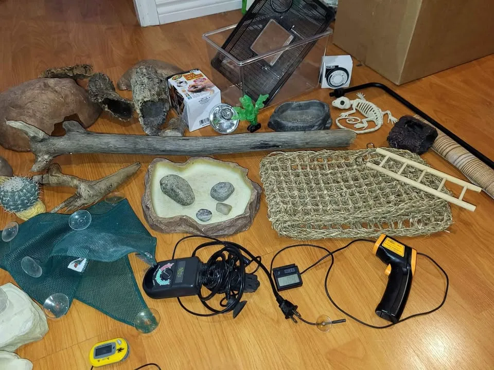 Used reptile supplies image indicator(2)