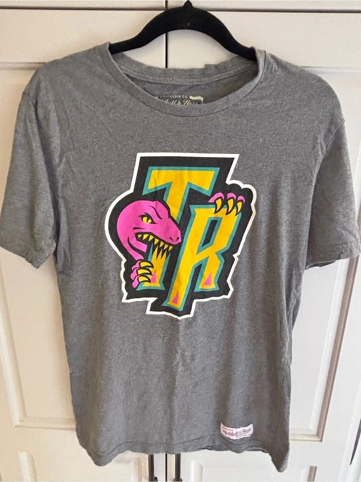 Mitchell & Ness Toronto Raptors retro dinosaur logo tshirt M