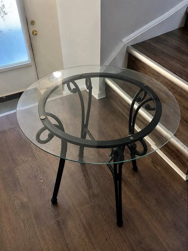 Round Glass Dining Table – Sturdy & Great Condition