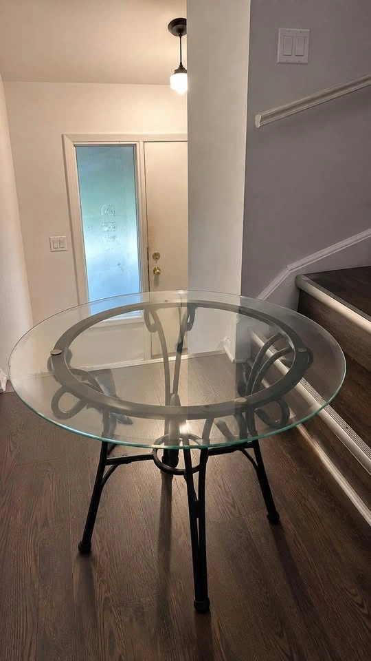 Round Glass Dining Table – Sturdy & Great Condition - photo 2