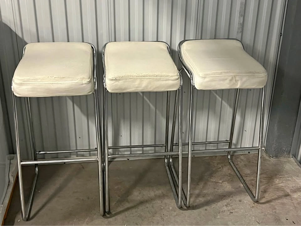 3 bar table chairs