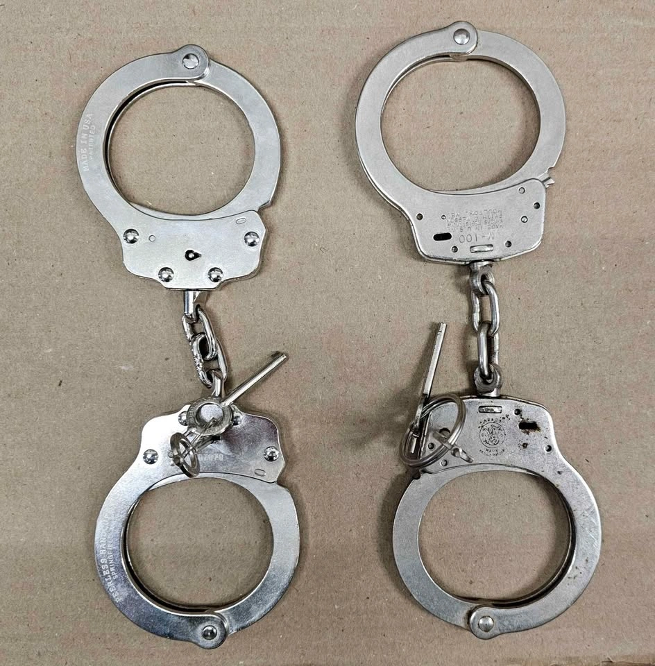 Pair of Authentic Vintage USA Handcuffs w/ Keys - photo 2