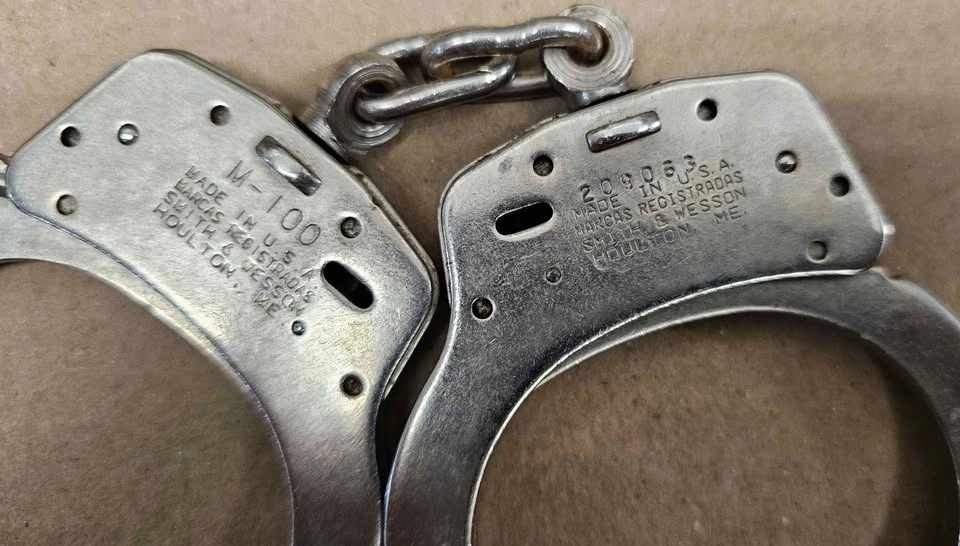 Pair of Authentic Vintage USA Handcuffs w/ Keys - photo 3