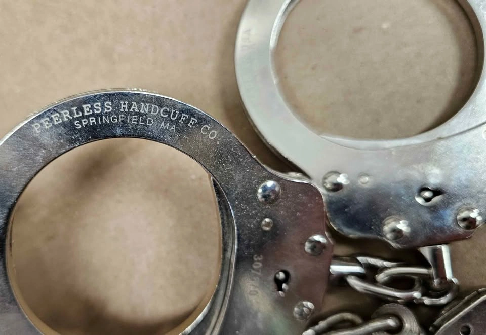 Pair of Authentic Vintage USA Handcuffs w/ Keys - photo 4