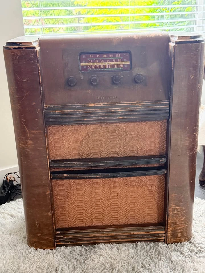 Westinghouse Vintage Tube Radio Worn Wood Casing - photo 2