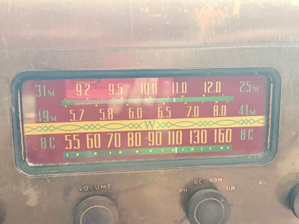 Westinghouse Vintage Tube Radio Worn Wood Casing - photo 3