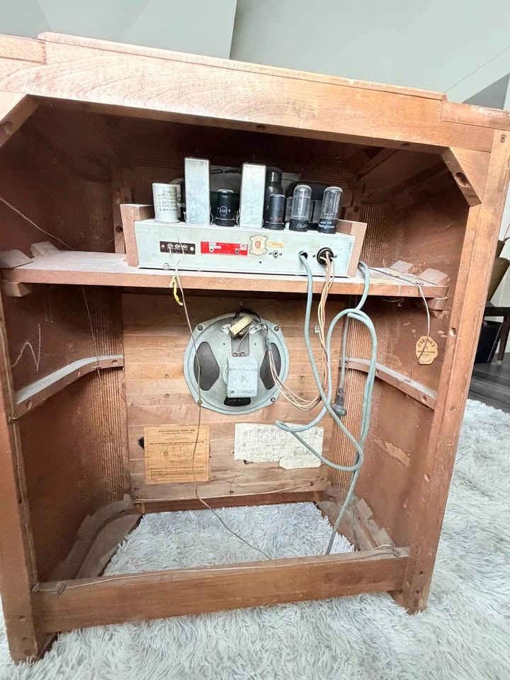 Westinghouse Vintage Tube Radio Worn Wood Casing - photo 5