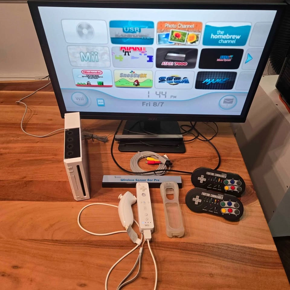 Modded Wii with 100s of games/emulators and Hori controllers - photo 2