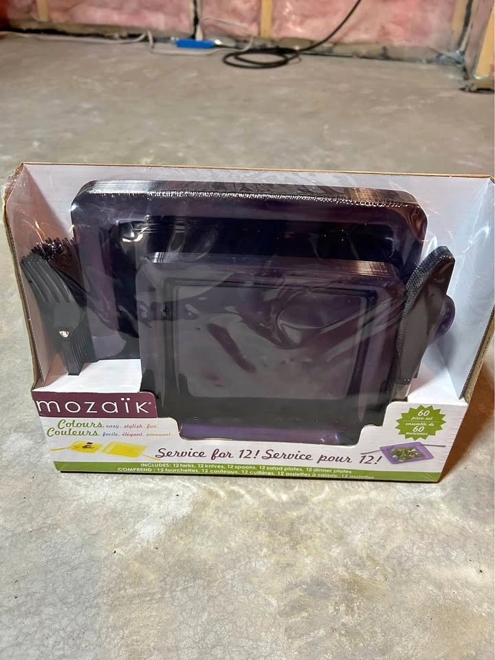 PURPLE MOZAIK HARD PLASTIC SERVES 12 PEOPLE