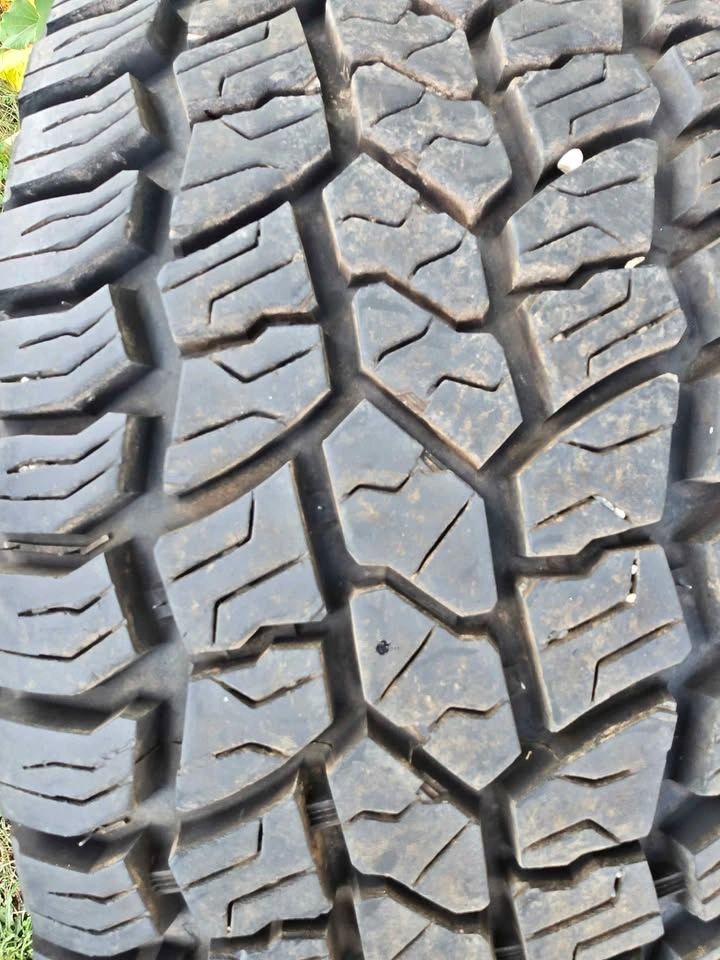 Excellent condition 275/65 R18 Truck winter tires with Rims - photo 2