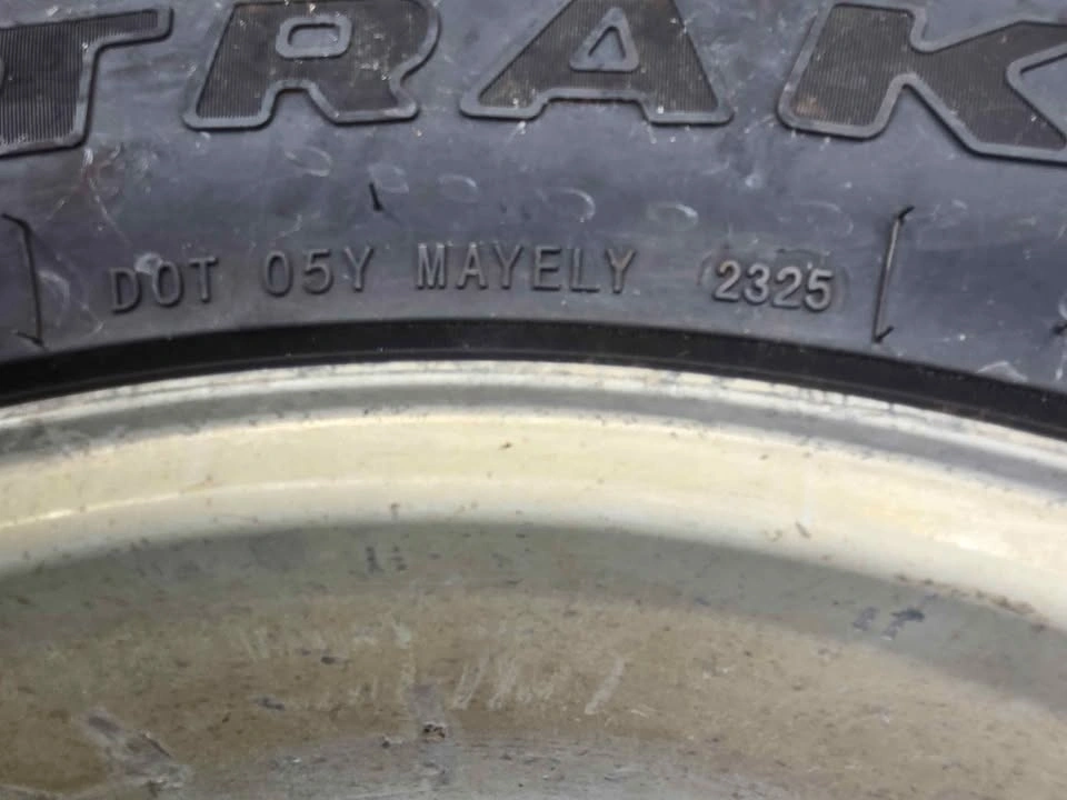 Excellent condition 275/65 R18 Truck winter tires with Rims - photo 4