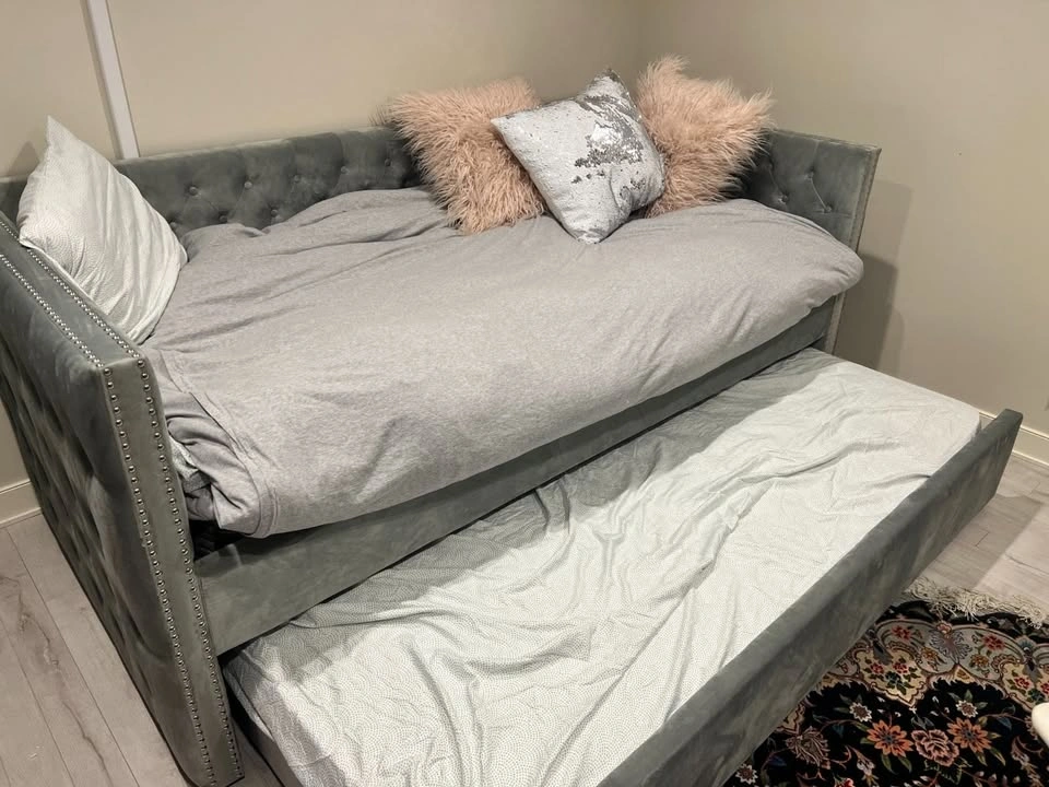 Beautiful Trundle bed for sale - photo 2