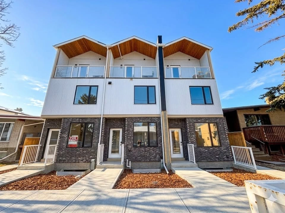3 Beds 2 Baths - Townhouse