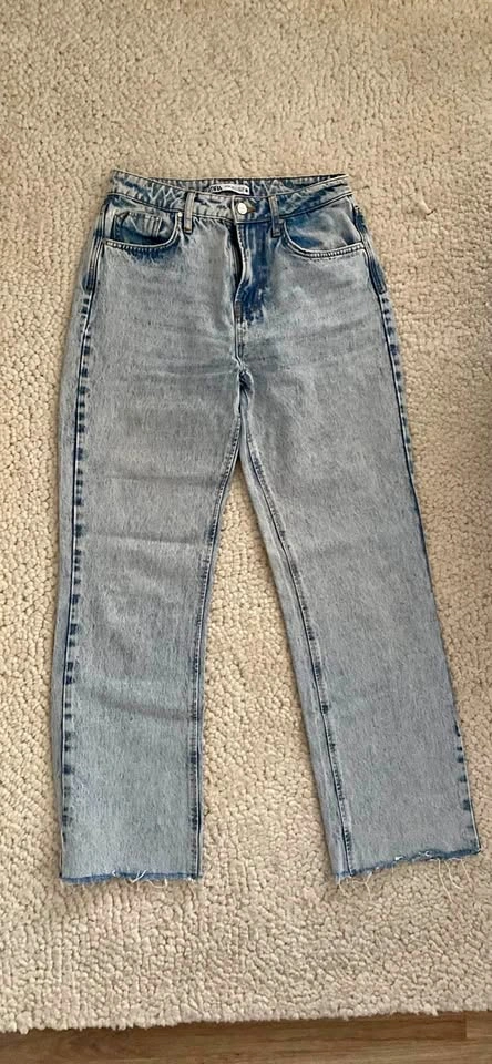 Zara light wash high waist jeans - size 4