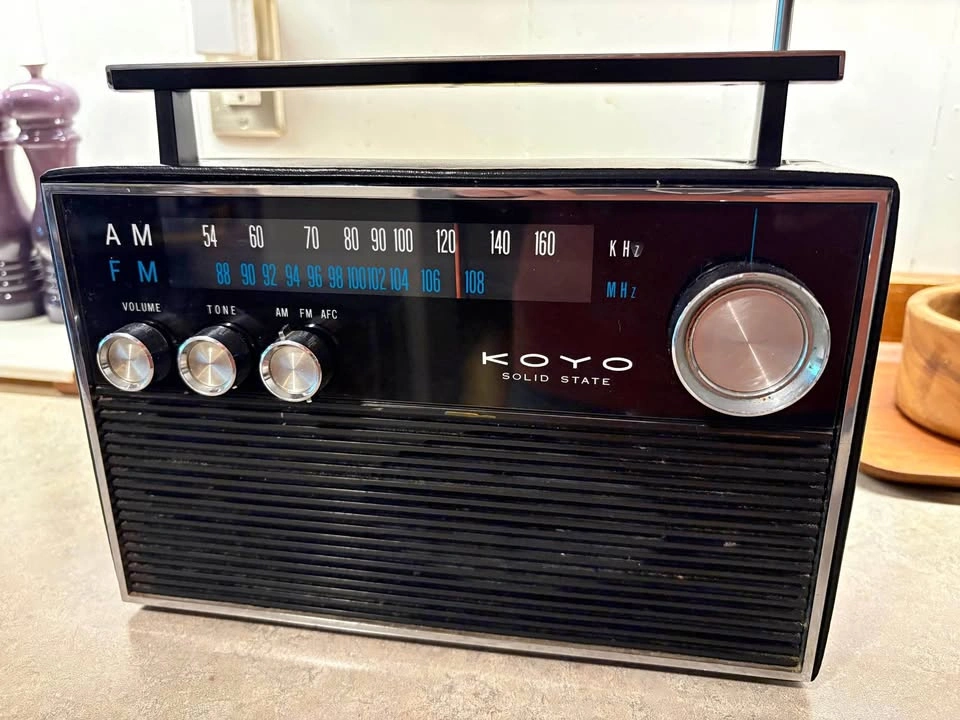 Vintage Koyo Solid State AM/FM Portable Radio (1960s/70s)