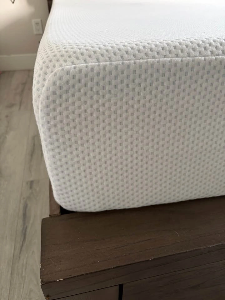 Zinus king mattress- 10 inch (Like new) - photo 2