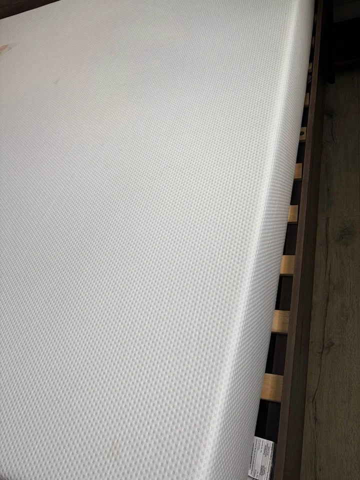 Zinus king mattress- 10 inch (Like new) - photo 3