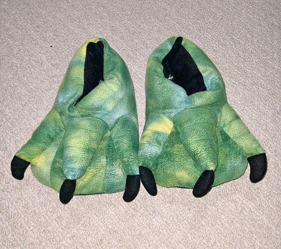 Youth Slippers- Size 5/6
