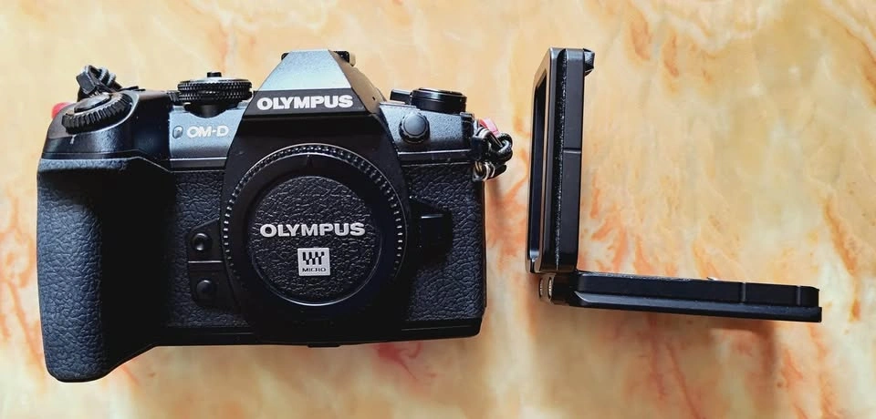 Olympus E-M1 Mark II camera with extras - photo 2