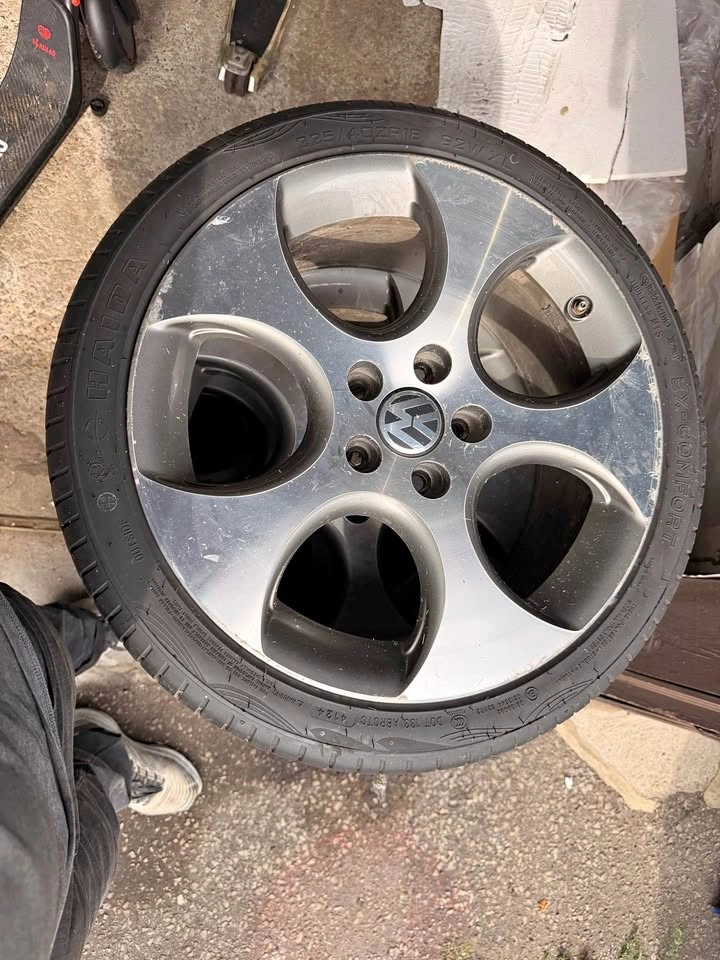 Volkswagen Detroit 18" Wheels with 225/40ZR18 Tires