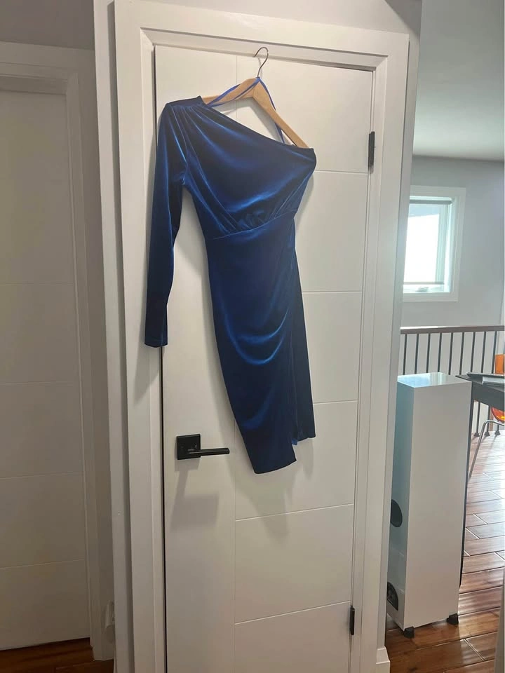 Le chateau royal blue dress