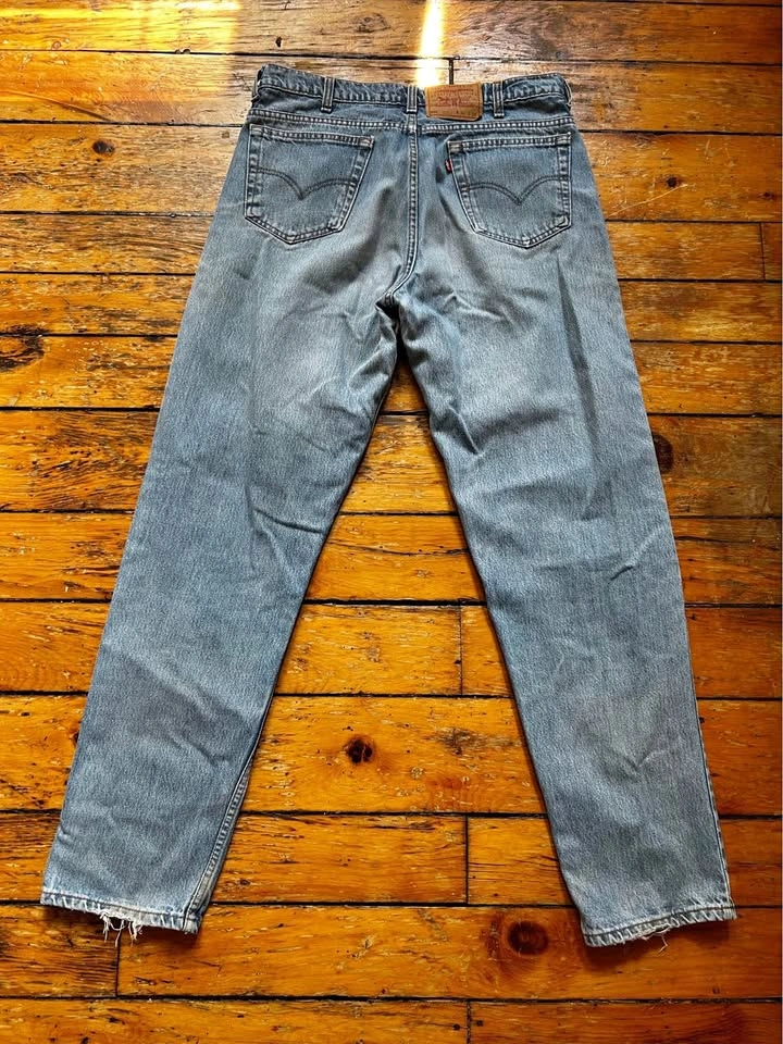 Vintage 90s Made in Canada Levi's 550 jeans Distressed 36x34