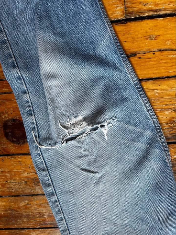 Vintage 90s Made in Canada Levi's 550 jeans Distressed 36x34 - photo 3