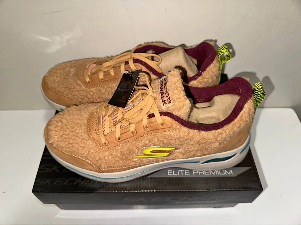 Men Skechers Running Shoes Size 9.5 US