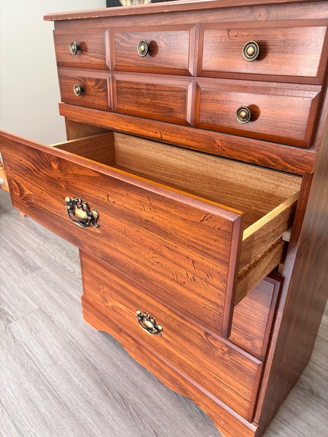 Vintage Wooden 4-Drawer Dresser - photo 3