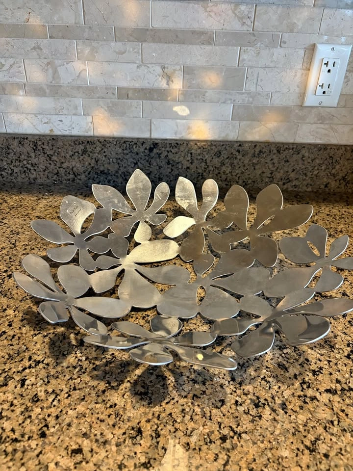 Decorative Metal Fruit Bowl – Silver Floral Design