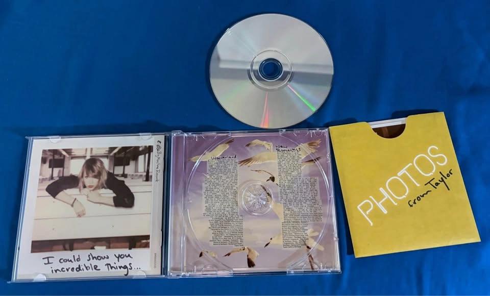 Taylor Swift 1989 Deluxe Edition CD with Polaroids - photo 2
