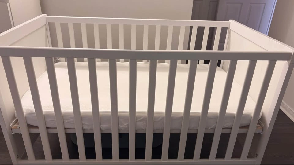 IKEA SUNDVIK Baby Crib, SKONAST Mattress, Mattress Protector - photo 2