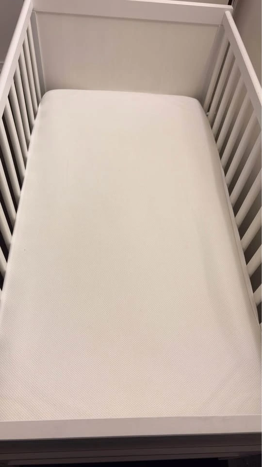 IKEA SUNDVIK Baby Crib, SKONAST Mattress, Mattress Protector - photo 4