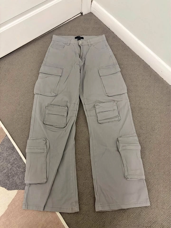 Forever 21 Grey Cargo Pants Size Small