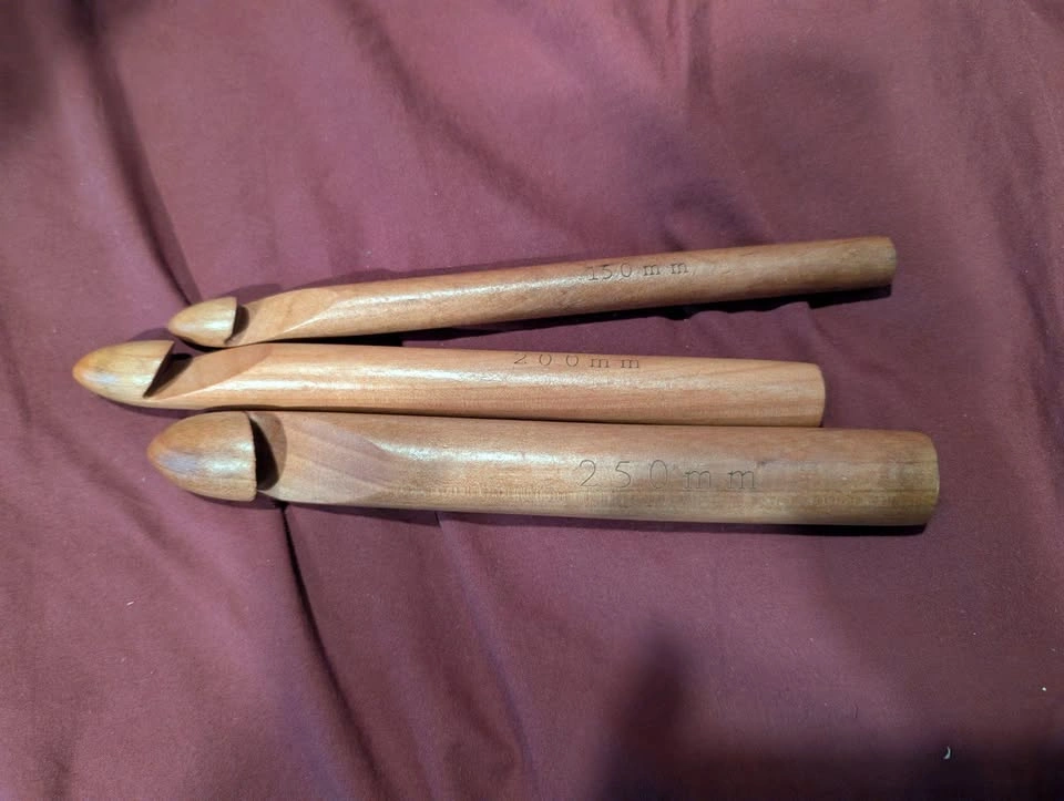 Jumbo wooden crochet hooks - photo 2