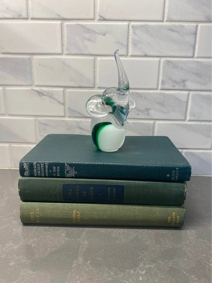 Green and White Glass Elephant Figurine - photo 2