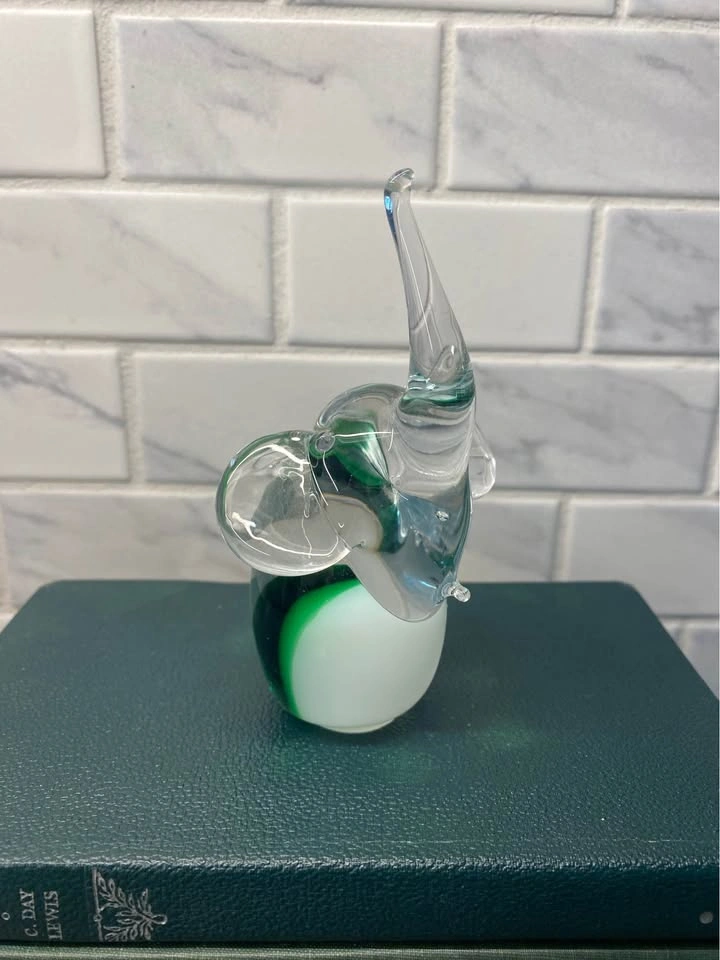 Green and White Glass Elephant Figurine - photo 3
