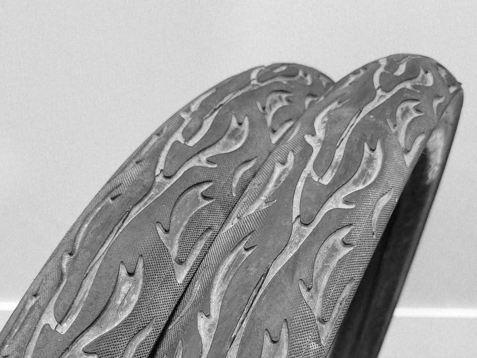 Pair of Kenda Flame 26 x 3.0 cruiser tires with inner tubes - photo 4