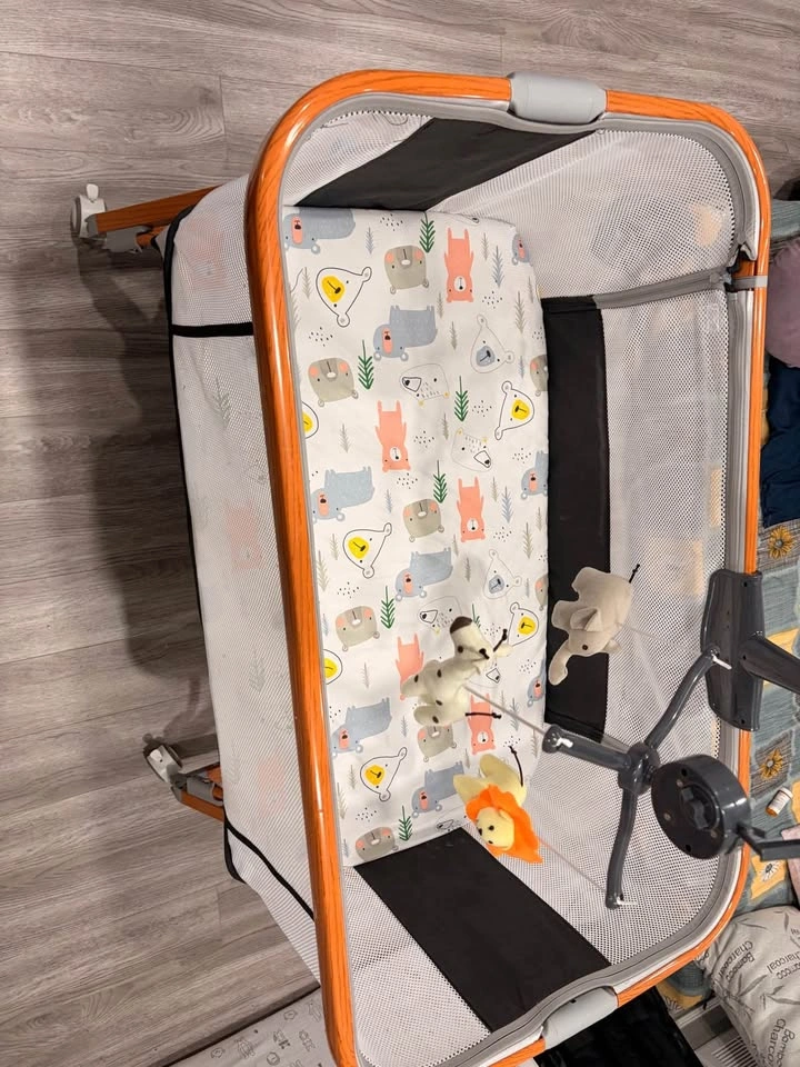 Portable Bedside Baby Bassinet / Sleeper - Never Used - photo 2
