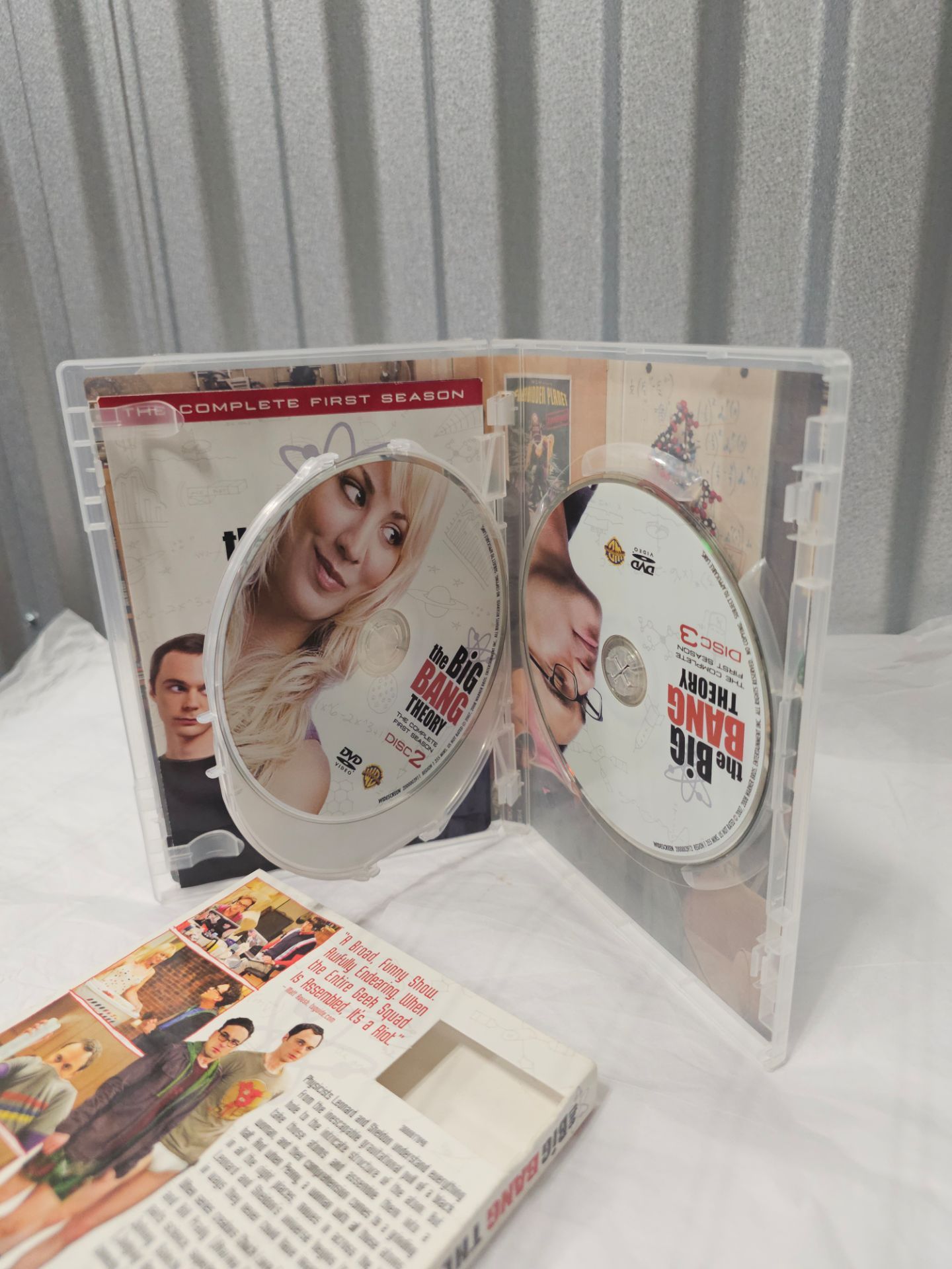 The Big Bang Theory Season 1 Widescreen DVD 2008 - photo 3