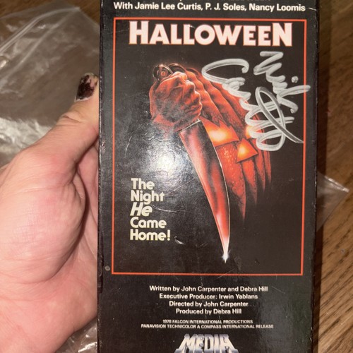 Halloween (VHS) signed by Michael Myers - photo 3