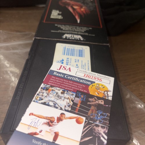 Halloween (VHS) signed by Michael Myers - photo 5