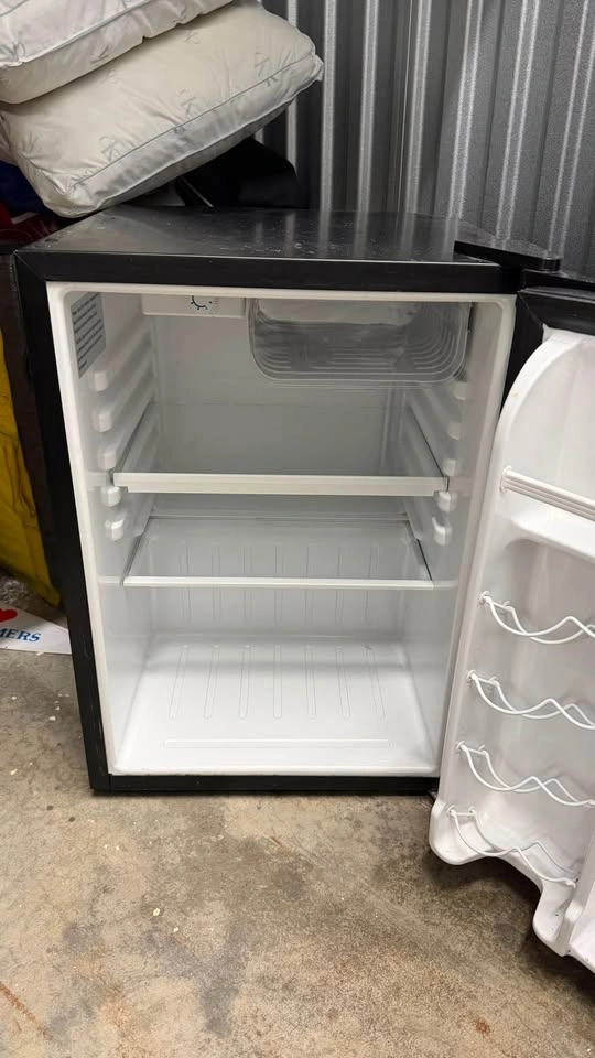 Magic Chef Compact Refrigerator - Works Great - photo 2