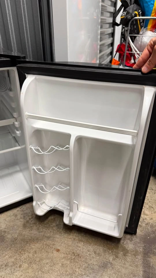 Magic Chef Compact Refrigerator - Works Great - photo 3